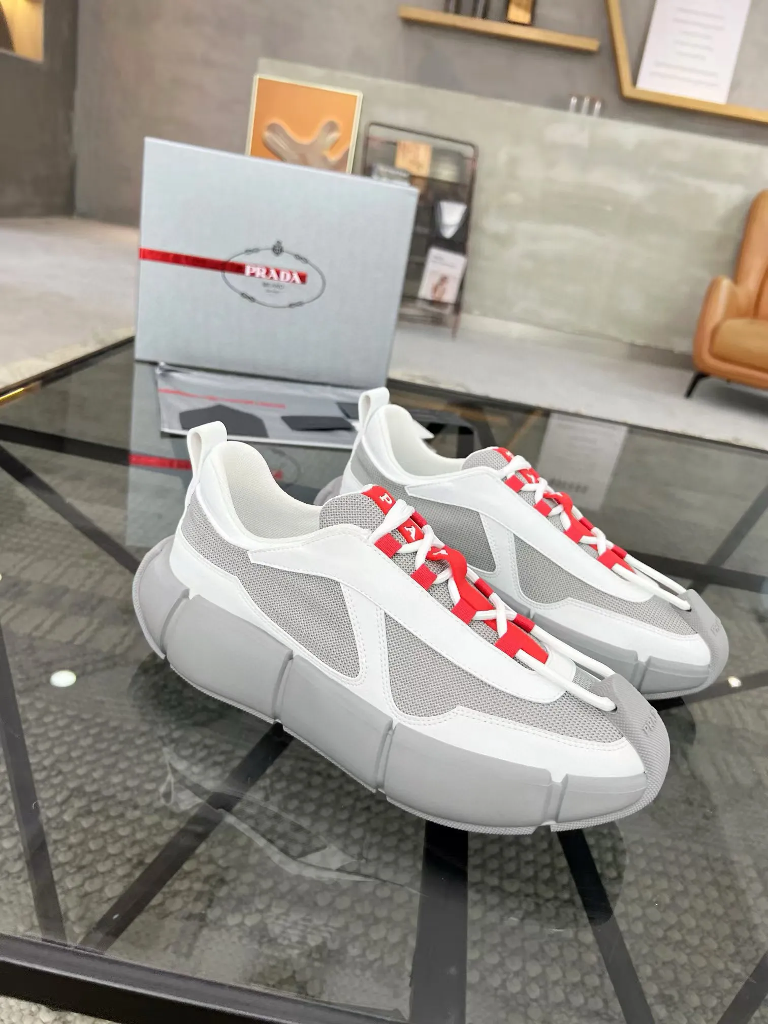 Factory price: 480💰Prada new men's leather sports shoes, the highest version on the market, any comparison is welcome🆚! The original leather has excellent texture and is super high-end! Fetal sheep net lining imported from Italy, removable pad! Luxurious materials and fine workmanship, highly recommended! Code number: 38-44, customized 45